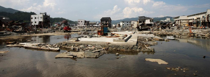 Domy zniszczone 11 marca przez trzęsienie ziemi i tsunami w mieście Kesennuma w Japonii. Zdjęcie z 13 lipca 2011 roku.