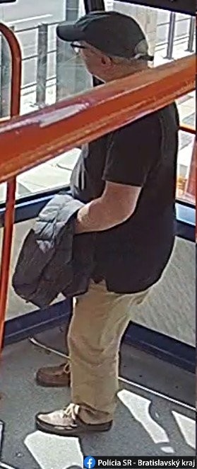 Polícia pátra po mužovi na fotkách.