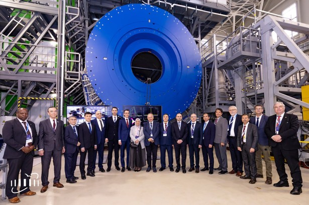 Na inaugurację sejsi zderzacza przybyło wielu międzunarodowych naukowców.
