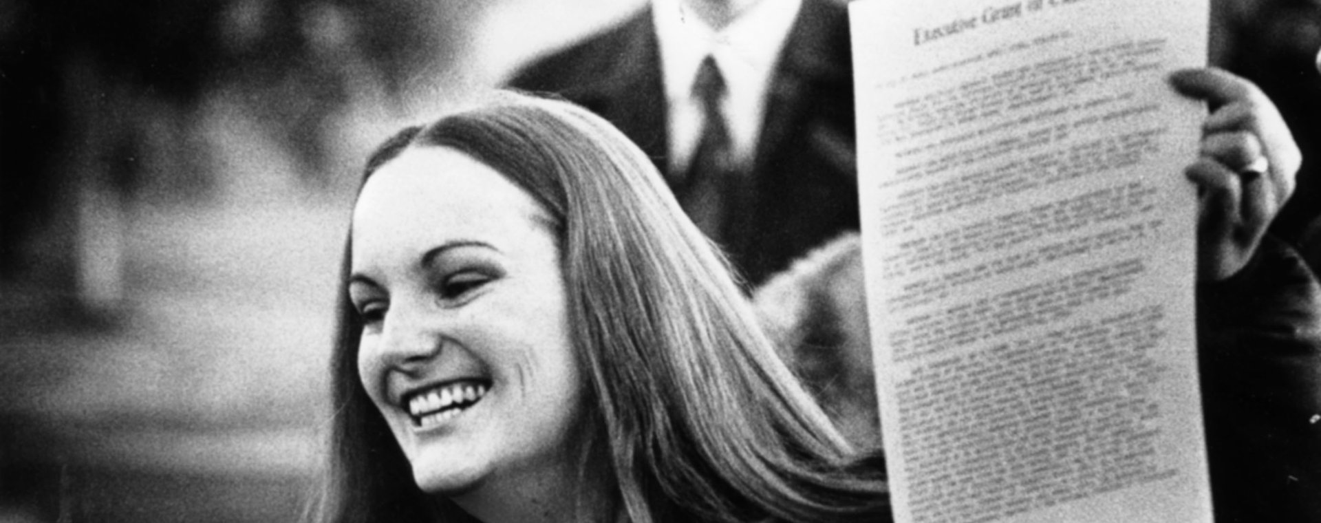 19-letnia Patti Hearst została porwana i zindoktrynowana. Potem dokonała napadu na bank. Wyszła z więzienia ułaskawiona przez prezydenta Cartera.