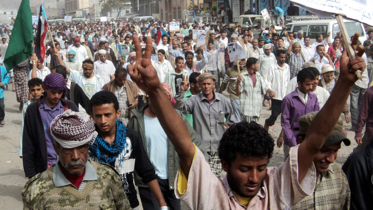 Od zabłąkanej kuli zginął w południowym Jemenie jeden z protestujących, kiedy policja rozpraszała antyrządową demonstrację - podał przedstawiciel rady miejskiej w Adenie. Rannych zostało łącznie w Adenie i Sanie co najmniej 57 osób.