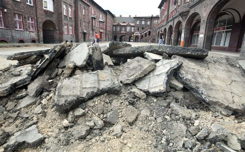 Mieszkańcy zabytkowej dzielnicy Katowic mają już dość remontów ulic. Pozostają rozkopane od dwóch miesięcy. W tym czasie przy wykopach nie pojawił się żaden robotnik. Nikt też nie poinformował ich, jak długo jeszcze potrwa taka sytuacja.