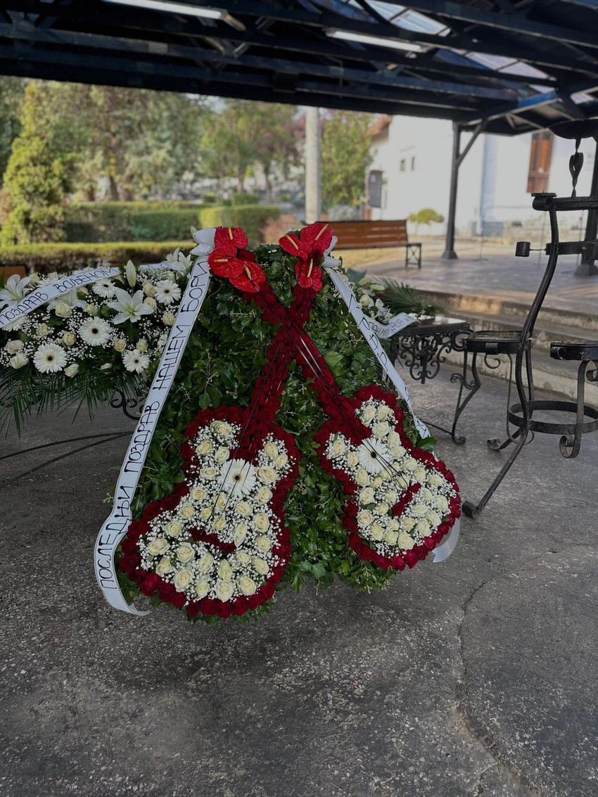 Venac sa ukrštene dve gitare