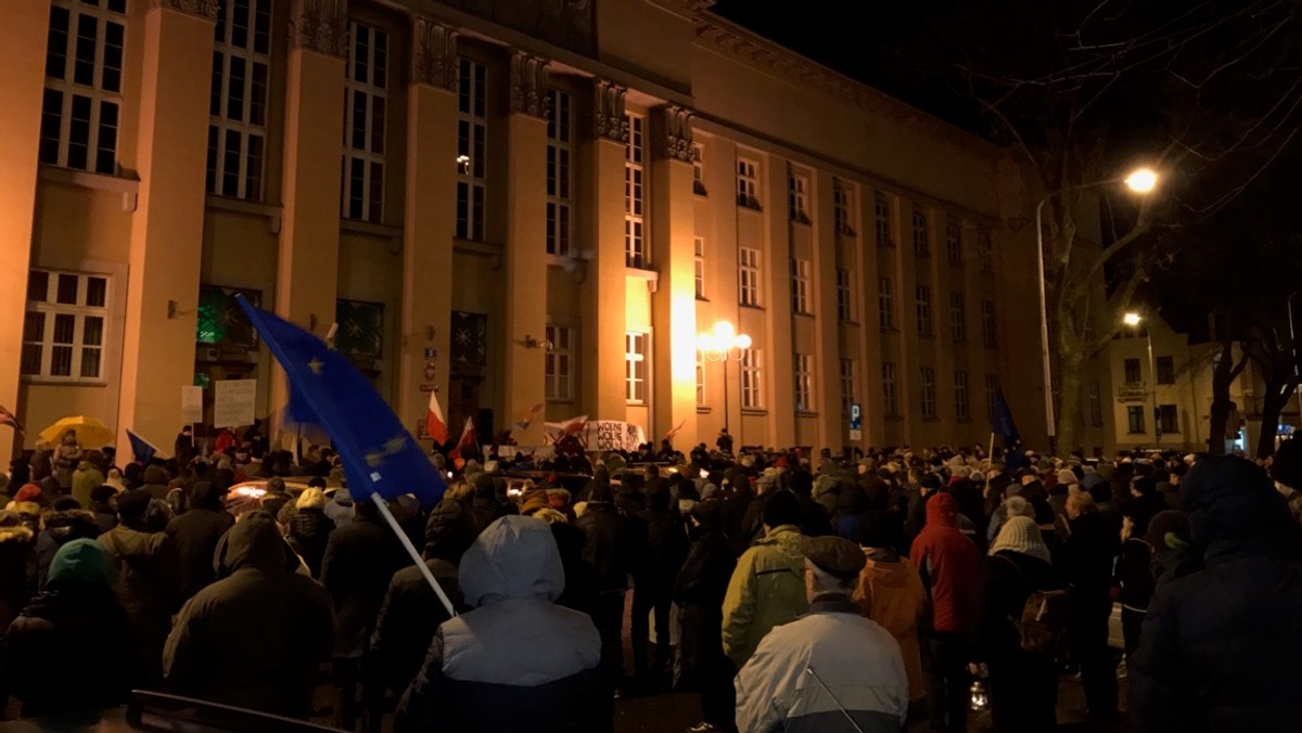 Kilkaset osób zebrało się dziś o 19 na placu Dąbrowskiego, by zaprotestować przeciw forsowanej przez PiS rewolucji w sądownictwie i w ordynacji samorządowej.