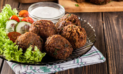 Falafel z ciecierzycy, bobu lub grochu. Przepis na pyszną przekąskę orientalną