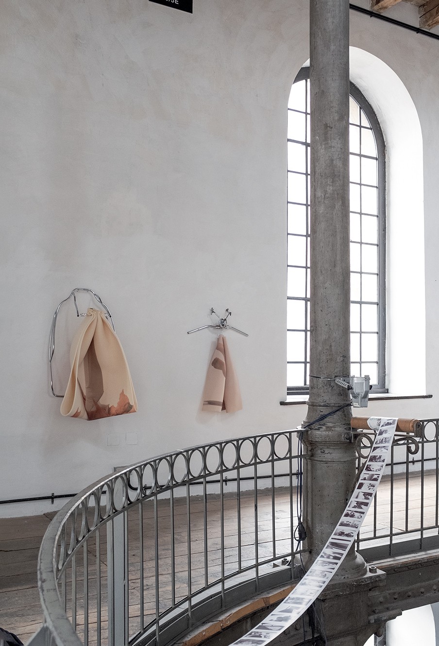 Back to the Future - Alumínium, nyomtatott fotográfia habszivacsra, műanyag, 2022