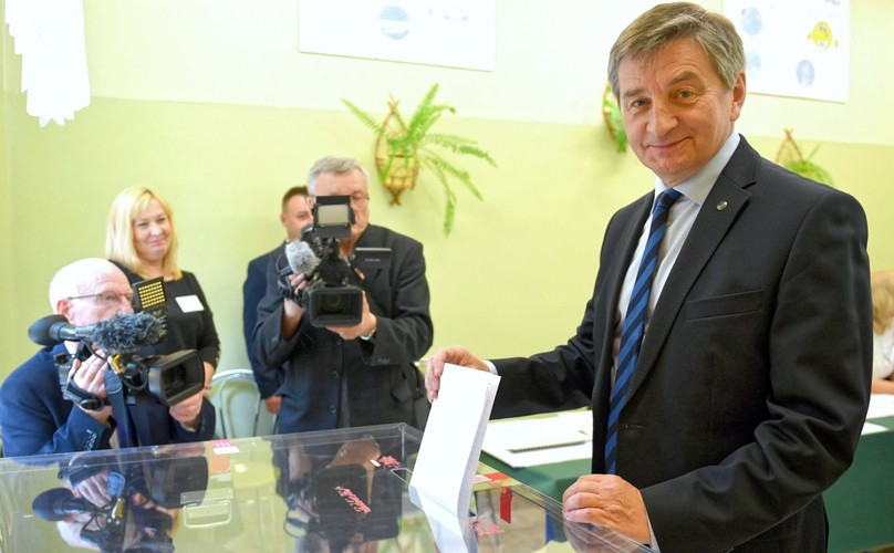 Marszałek Sejmu Marek Kuchciński (P) podczas głosowania w lokalu Obwodowej Komisji Wyborczej Nr 20 w Przemyślu