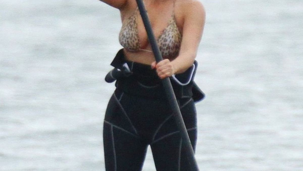 Kim Kardashian, żona (jeszcze) Krisa Humphriesa, już jakiś czas temu postanowiła zadbać o swoją figurę. Teraz chyba ma nadzieję, że ćwiczenie paddleboardingu pozwoli jej zrzucić zbędne kilogramy.