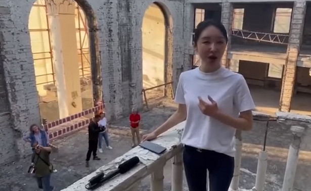 Chińska śpiewaczka operowa wykonała sowiecką piosenkę "Katiusza" w ruinach teatru w Mariupolu