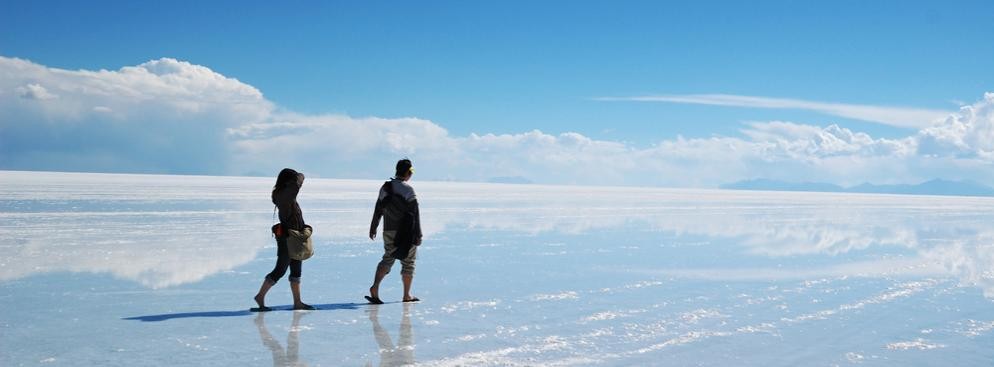 Boliwia<br><br>Bilety do Ameryki Południowej nie należą jeszcze do najtańszych, ale zawsze można łapać okazje (pomoże Ci w tym nasze stale aktualizowane zestawienie aktualnych promocji lotniczych). Za to na miejscu, możesz wybrać jedną z dwóch opcji gospodarowania pieniędzmi: żyć skromnie i przeznaczyć niewielki budżet na zwiedzanie albo trochę zaszaleć i wydawać mniej więcej tyle, ile w domu na codzienne życie. Pamiętaj, że bardzo liczy się tutaj zaprzyjaźnianie ze sprzedawcą - jak chwilę pogadacie, na pewno dostaniesz lepszą cenę. W Boliwii trzeba odwiedzić pustynię solną Salar Uyuni (i pobliskie cmentarzysko pociągów), Isla de Pescado porośniętą kaktusami-gigantami czy malownicze, lazurowe jezioro Laguna Celeste.