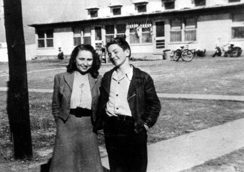 Nastoletni Willie Nelson i jego siostra Bobbie w rodzinnym Abbott