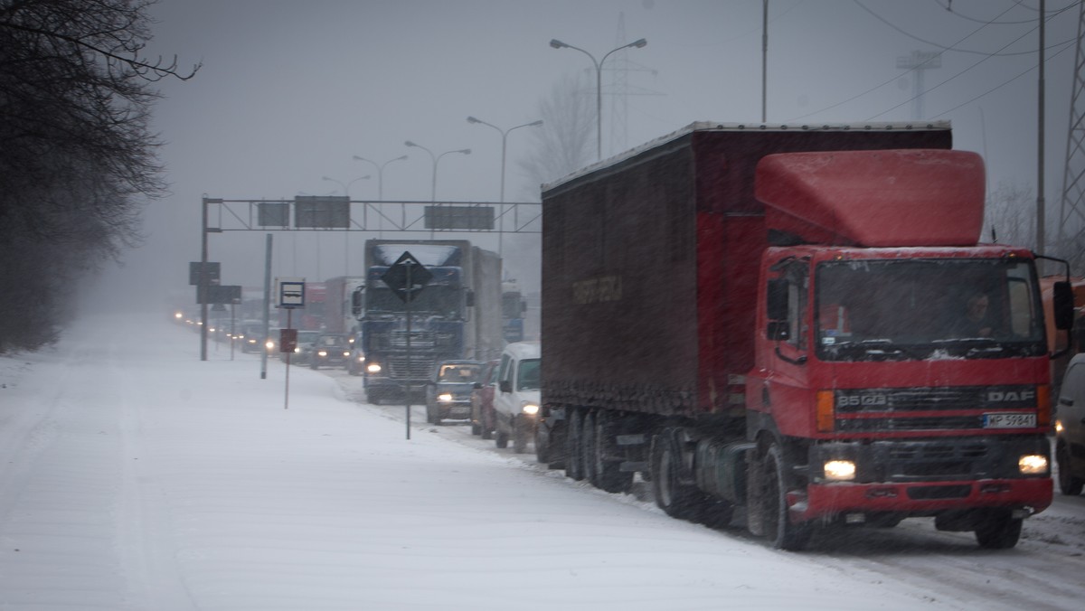 Nieprzejezdny jest odcinek drogi krajowej 46 Kłodzko - Nysa w Dolnośląskiem (zamknięty dla samochodów ciężarowych). Utrudnienia w postaci błota pośniegowego oraz lokalnej śliskości spowodowanej intensywnymi opadami śniegu oraz silnym wiatrem występują w całej Polsce z wyjątkiem województw pomorskiego i zachodniopomorskiego.