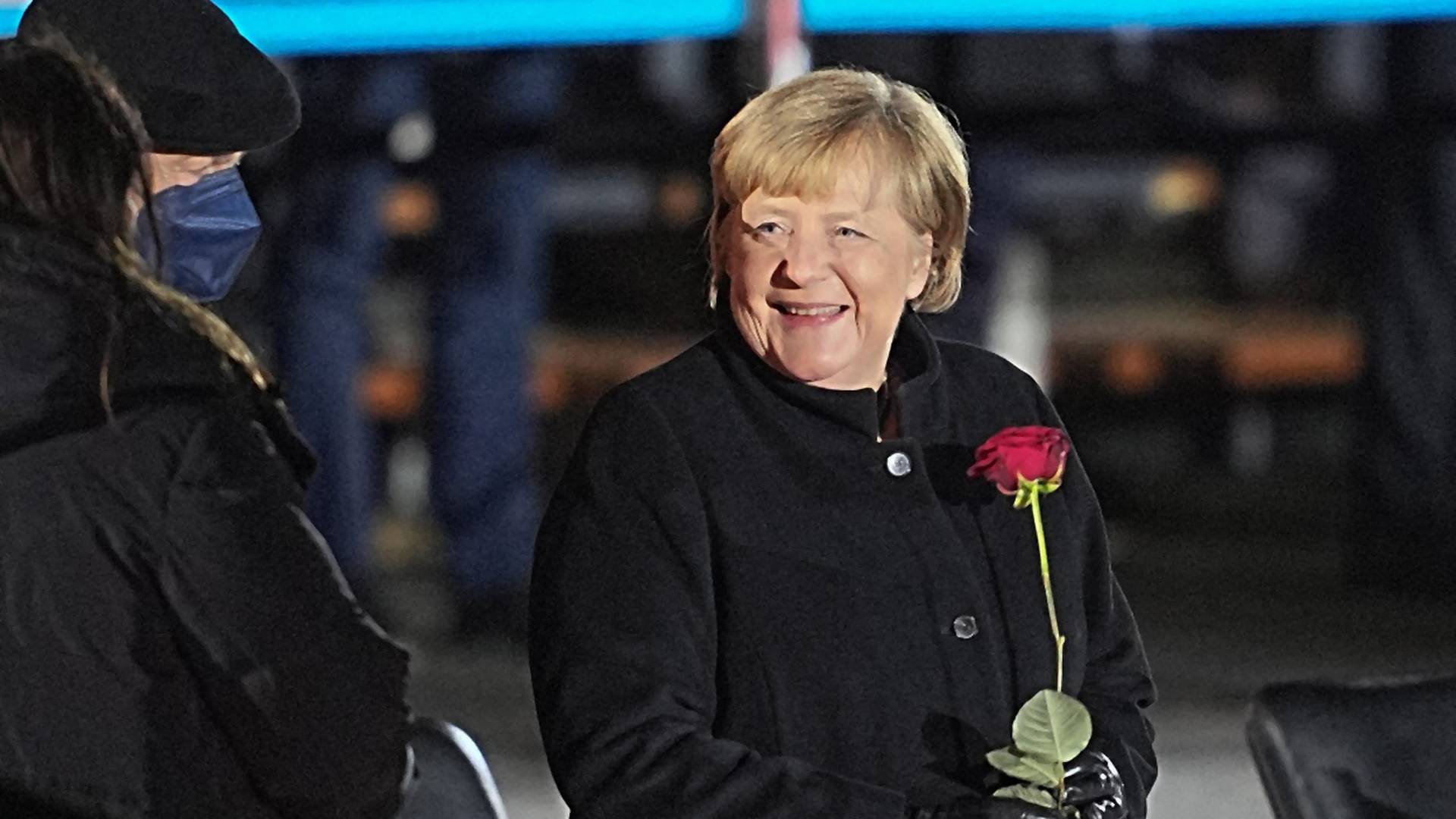 Ovako se ide u penziju - Angela Merkel se od Nemaca oprostila pank pesmom i vojnom ceremonijom 