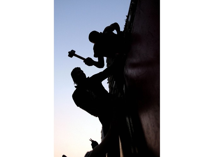 Demonstranci rozbijają mur wokół ambasady Izraela