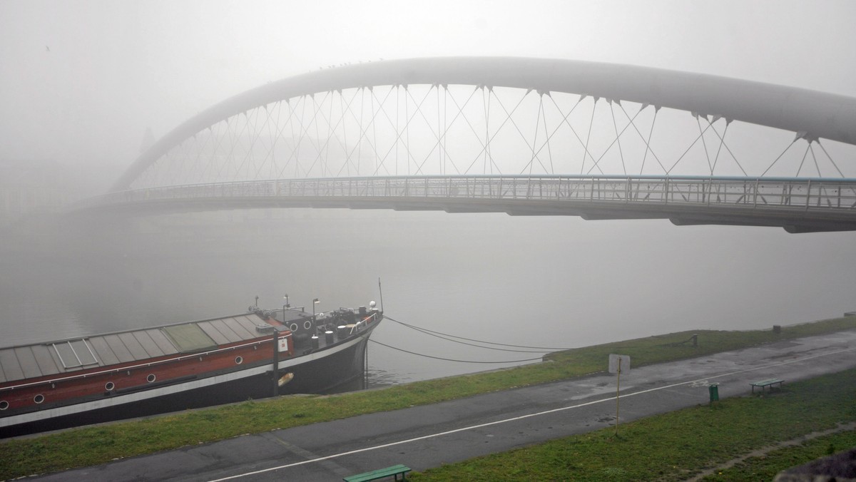 Straż miejska zatrzymała we wtorek rano kobietę, która rozbierała się na kładce Bernatka nad Wisłą. Trafiła do szpitala w Kobierzynie.