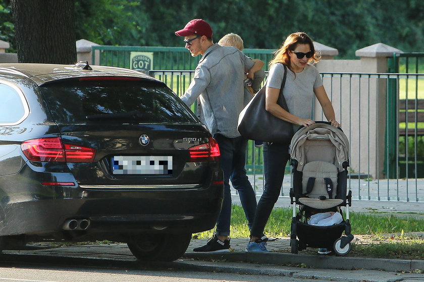 Anna Dereszowska na spacerze z rodziną