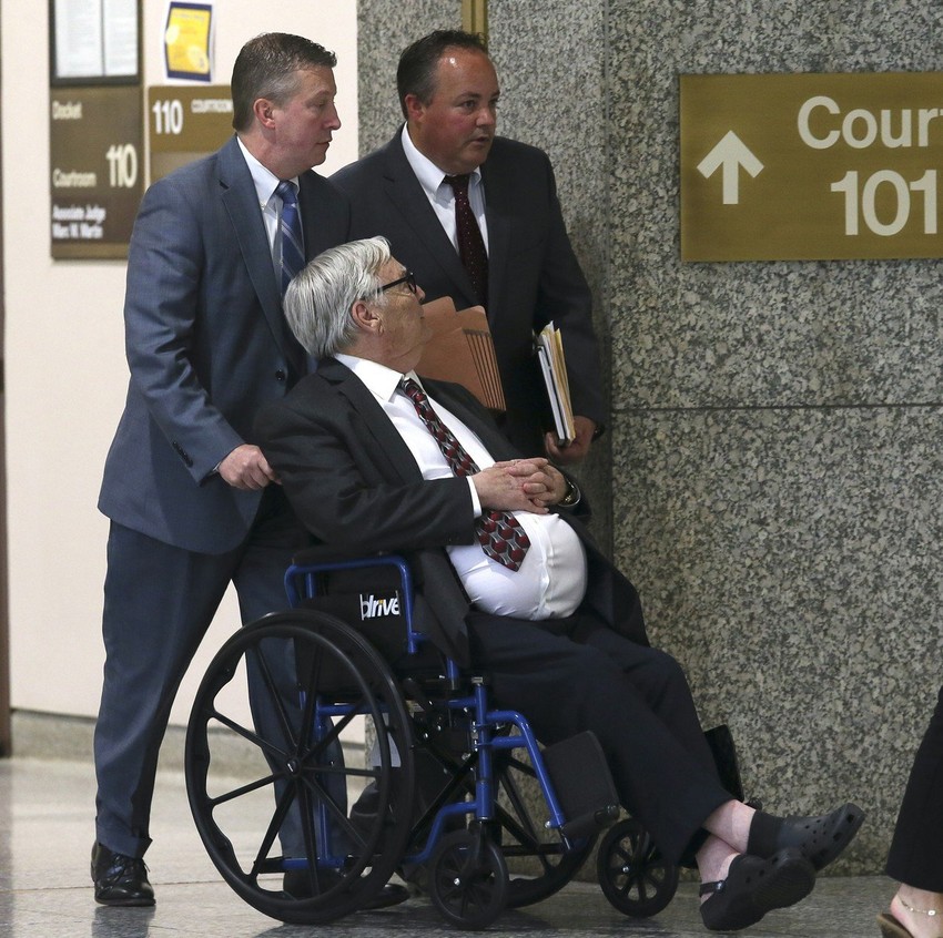 Doni Rad ispred sudnice u Roling Medouzu, Ilinois