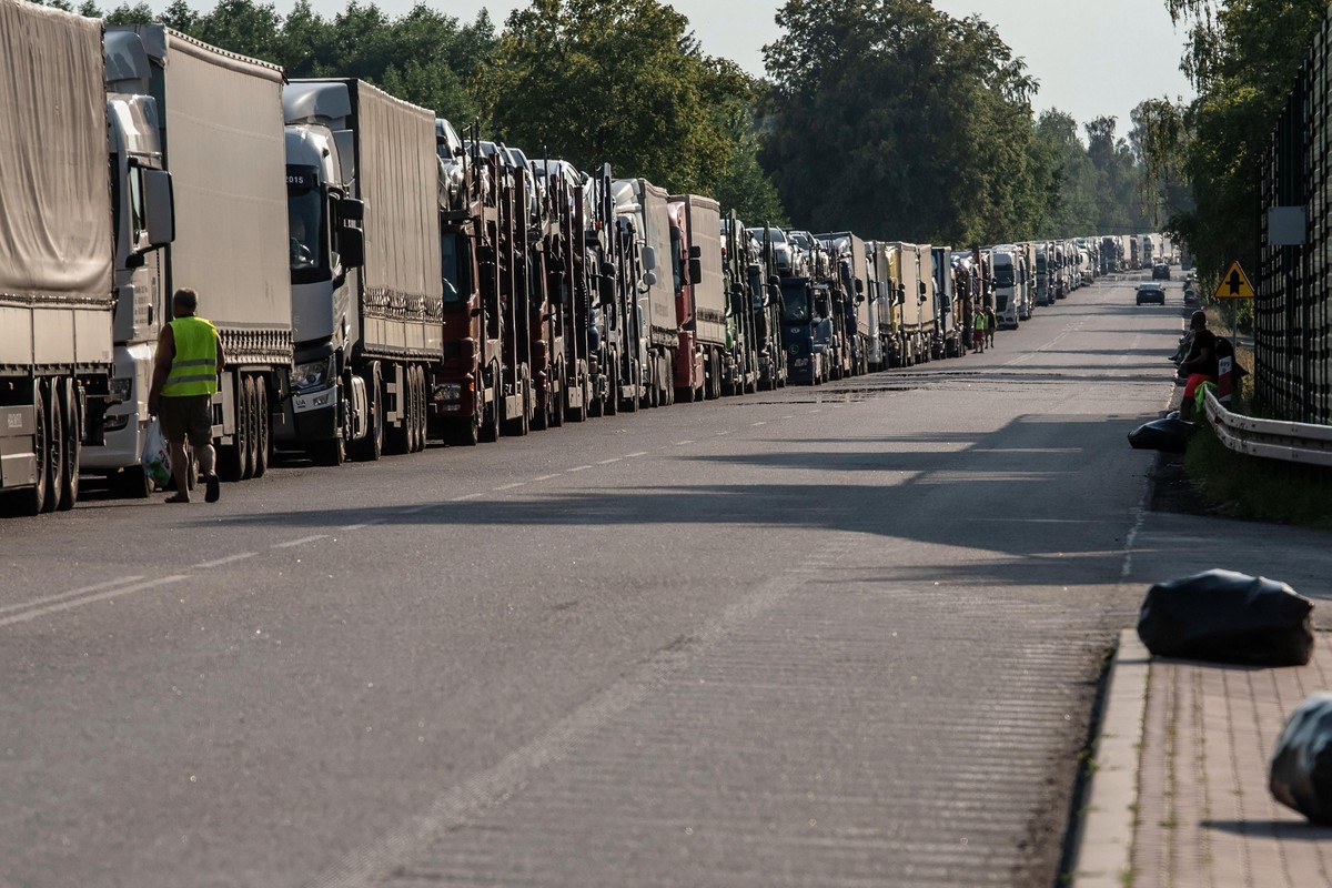 Kolejka samochodów ciężarowych na drogowym przejściu granicznym z Ukrainą w Dorohusku-Jagodzinie