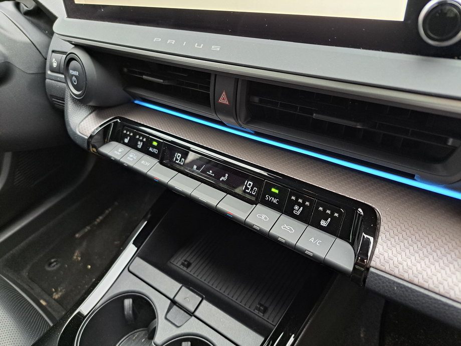 Toyota Prius - mimo że to nowoczesne auto, to jednak pozostawiono praktyczne przyciski do sterowania klimatyzacją i podgrzewaniem oraz wentylacją foteli.