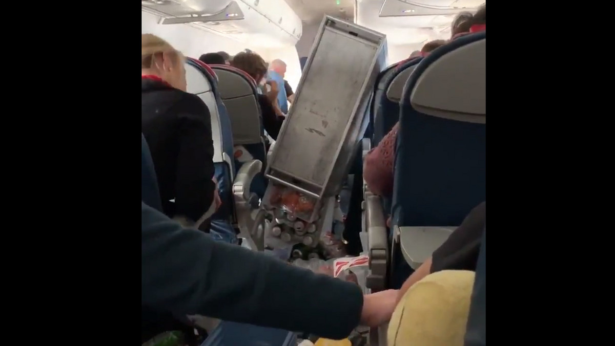 Jeśli jeszcze ktoś ma wątpliwości, że w samolocie warto mieć cały czas zapięte pasy bezpieczeństwa, to powinien zobaczyć, co się stało na pokładzie maszyny Delta Air Lines podczas turbulencji.