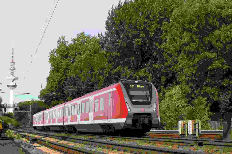 Kontrakt dla Hamburga obejmuje projekt, produkcje i dostawę w sumie 60 pociągów podmiejskich dla S-Bahn w Hamburgu, spółki zależnej DB Regio, której samorząd zdecydował się powierzyć usługę przewozową na kolejnych 15 lat. W dawnych Pafawagu we Wrocławiu odbywa się montaż podzespołów podwozia, ścian, kabiny i dachu (przy użyciu innowacyjnej technologii spawania laserowego 3D). Następnie pudło jest malowane w barwy Deutsche Bahn - z dominującym kolorem czerwonym. Ostatnim etapem produkcji realizowanym we Wrocławiu jest montaż okien. Każdy skład składa się z trzech wagonów, więc były Pafawag wyprodukuje w sumie 180 nadwozi.