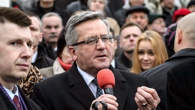 Prezydent Komorowski w Ostrowcu Świętokrzyskim. Przyszło mnóstwo ludzi. Był kłopot z opanowaniem tłumu