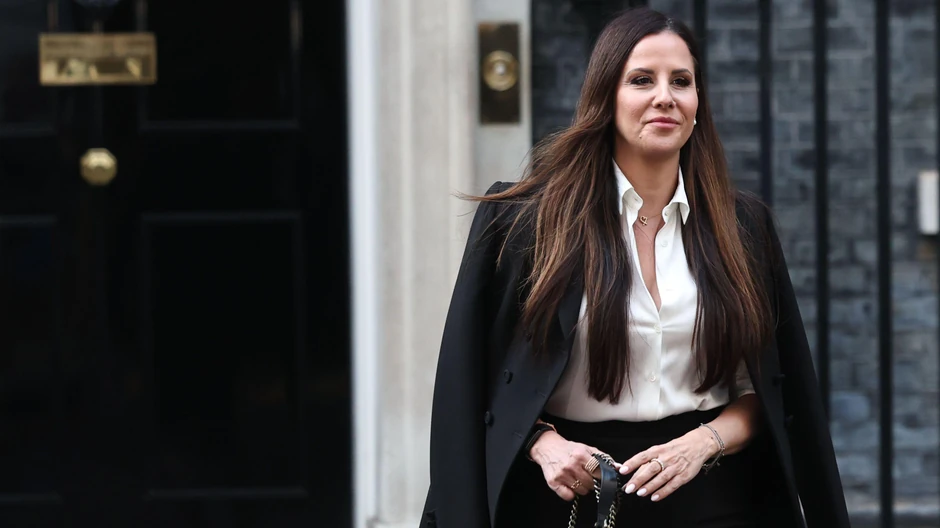 Tamara Vučić ispred sedišta britanske vlade u Londonu 17. maja 2026. godine, gde se ponovo susrela sa Olenom Zelenskom | Foto: NEIL HALL/EPA/Shutterstock