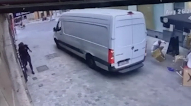 Gyilkossági kísérlettel vádolják a kávéház teraszába hajtó török férfit / Pillanatkép a Dailymail videójából