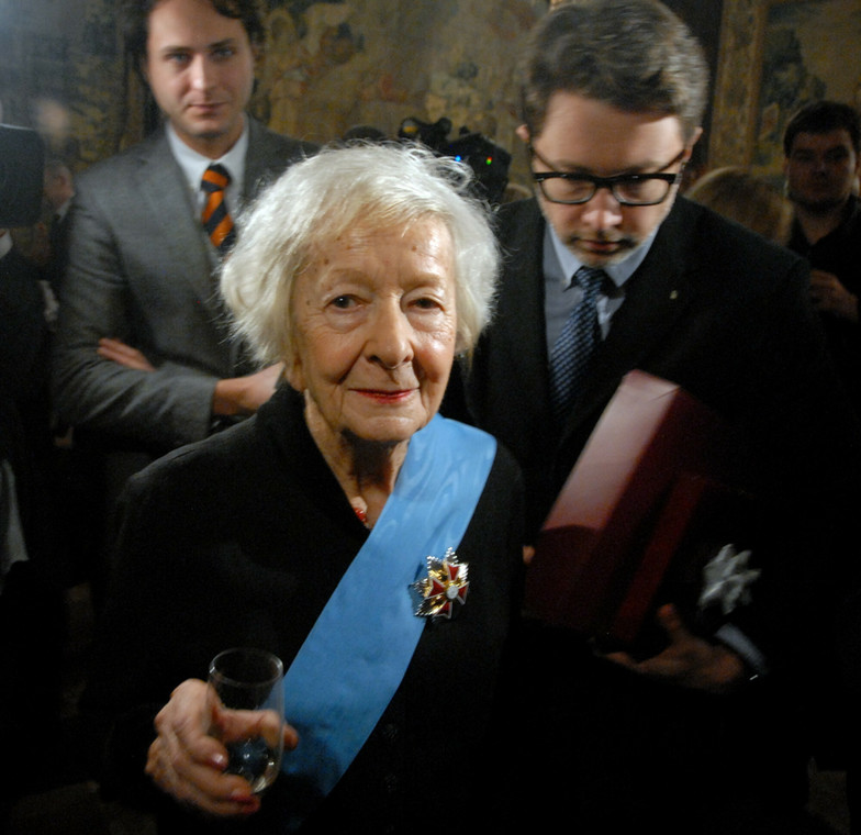 Wisława Szymborska podczas ceremonii wręczenia Orderu Orła Białego. Za poetką Michał Rusinek (2011)