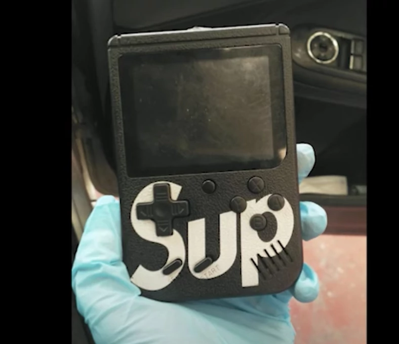 Urządzenie do kradzieży aut ukryte w obudowie podróbki Game Boya