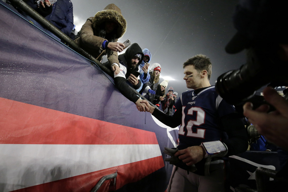 После 20 19. Патриоты Англии. Tom Brady handshakes.