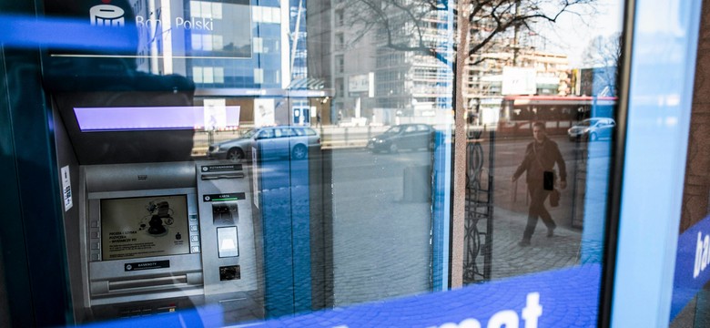Kolejka do bankomatu, który wypłacał podwójnie