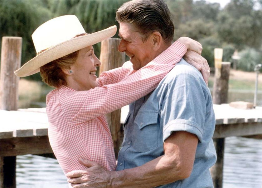 Wdowa po amerykański prezydencie Ronaldzie Reaganie ma już 89 lat. Nic więc dziwnego, że porusza się ostrożnie, podpierając się laseczką.