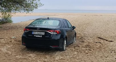 Wjechał autem na plażę w Jelitkowie. Gorzko tego pożałował