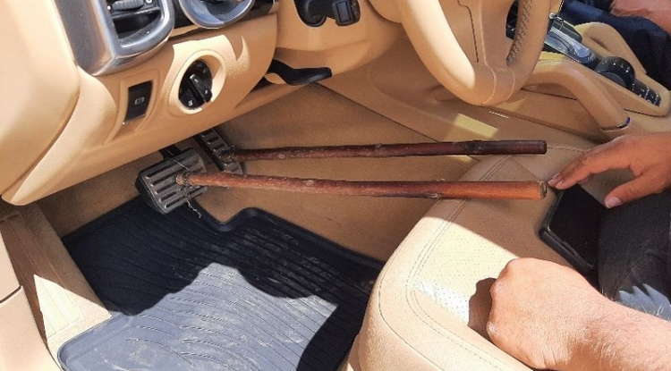 Amputált lábai miatt botokkal pedálozva vezette autóját egy szabadszállási férfi