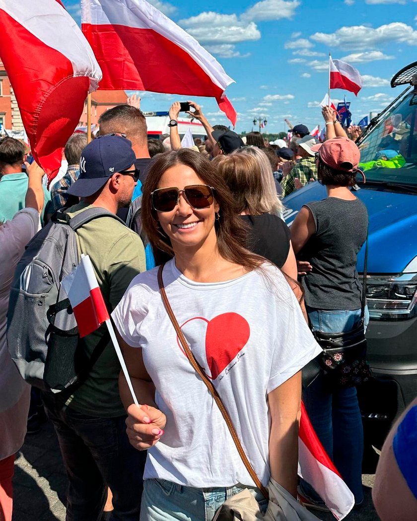 Kinga Rusin w dżinsach i T-shircie z przesłaniem.