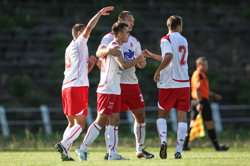 Mecz IV ligi Start Brzeziny - ŁKS Łódź, szkło na murawie