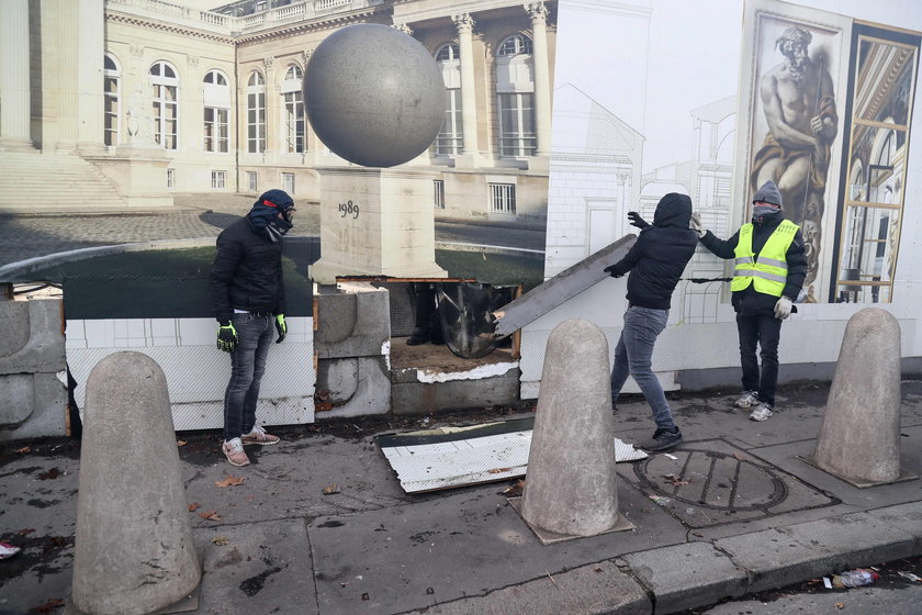 Jeden z demonstrantów w Paryżu stracił rękę