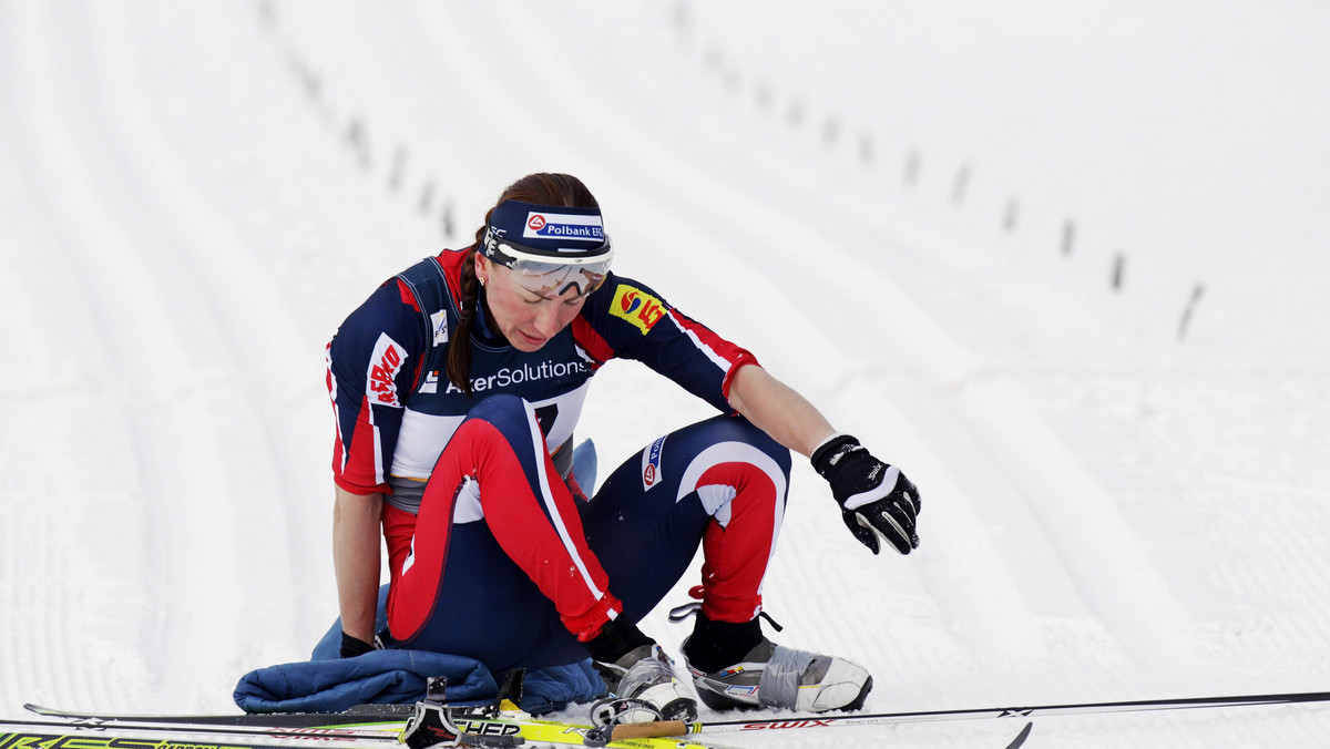 W erze astmatyków srebrny medal jest jak złoty - konsekwentnie powtarza w Oslo Justyna Kowalczyk. Oficjalnie nikogo o nic nie oskarża, ale wszyscy wiedzą, o co i o kogo chodzi. Marit Bjoergen, największa rywalka Polki, trzykrotna już złota medalistka tych mistrzostw, w majestacie prawa przyjmuje leki na astmę, które - jak sama przyznaje - poprawiają jej wydolność o 20 proc. Tuż przed rozpoczęciem mistrzostw Marit zdradziła nawet w telewizji, jaki preparat przyjmuje. To symbiocort.