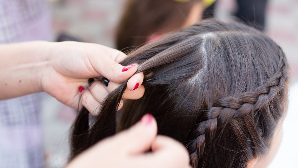 Trakciona alopecija je oblik opadanja kose izazvan stalnim zatezanjem ili čupanjem kose zbog čvrstih frizura