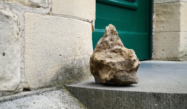 Kamen ispred vrata - ilustracija