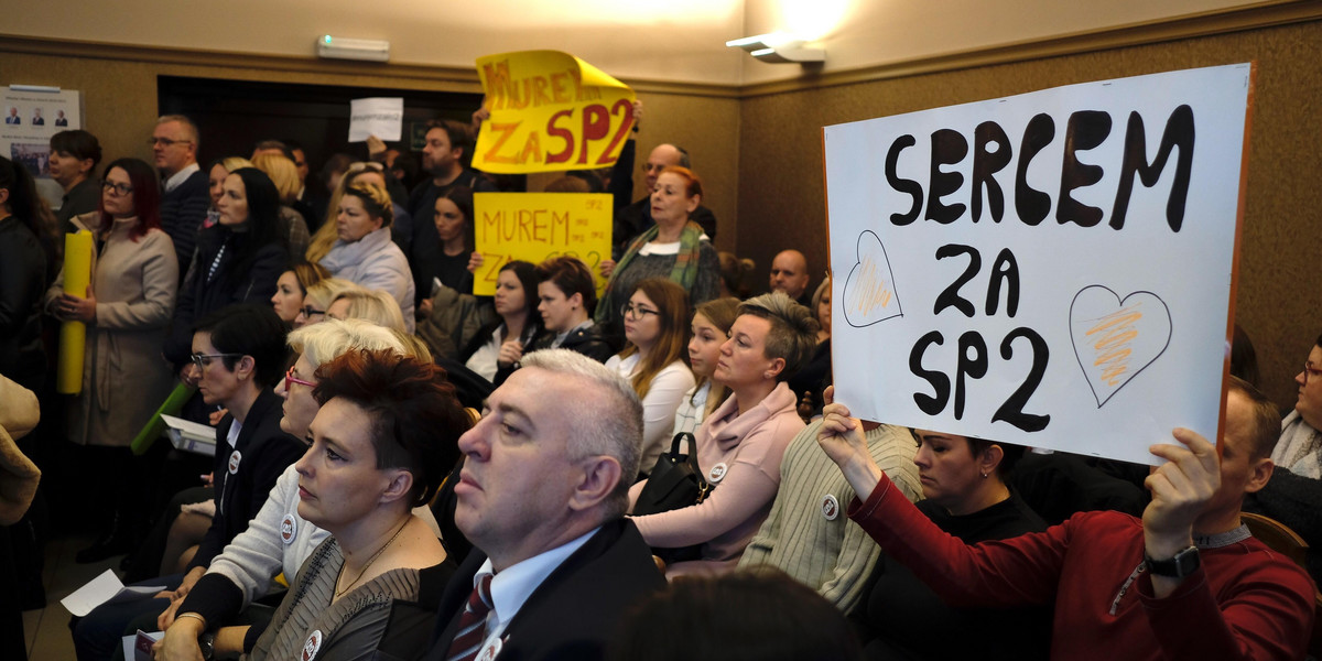 Jaworzno. Uczniowie i mieszkańcy protestują przeciwko likwidacji szkół 