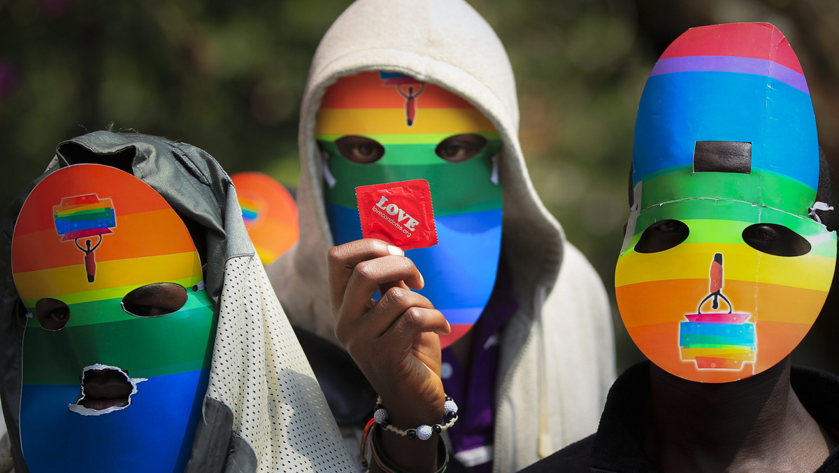 Amerykański sekretarz stanu John Kerry porównał w środę nowe przepisy penalizujące kontakty homoseksualne w Ugandzie do antyżydowskich ustaw w nazistowskich Niemczech lub do apartheidu w RPA.