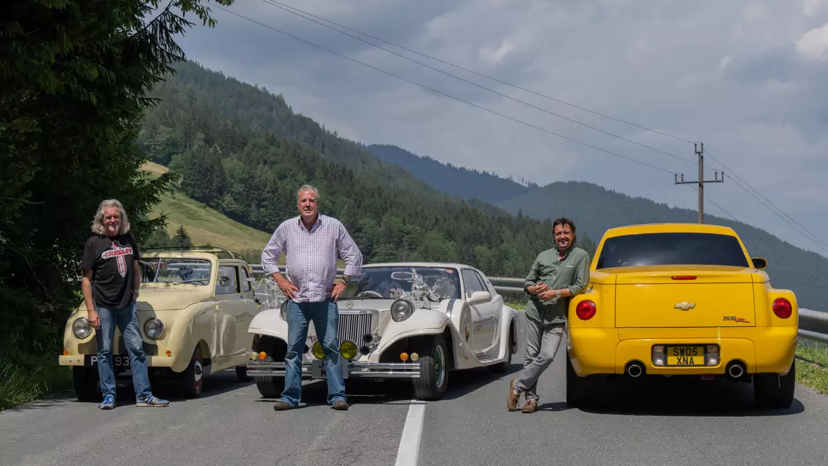 James May, Jeremy Clarkson i Richard Hammond (od lewej) na planie "The Grand Tour: Eurocrash" kręconego m.in. w Polsce