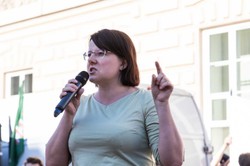 Fundacja Kai Godek rozdaje antyaborcyjne ulotki uchodźczyniom z Ukrainy