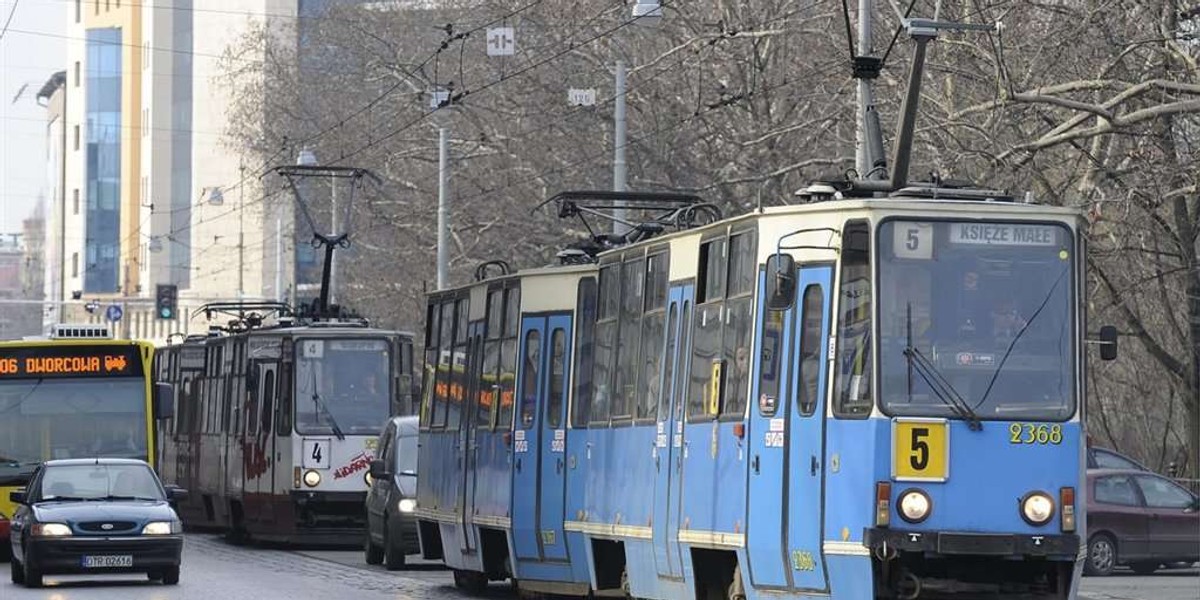 Groził pasażerom nożyczkami w tramwaju