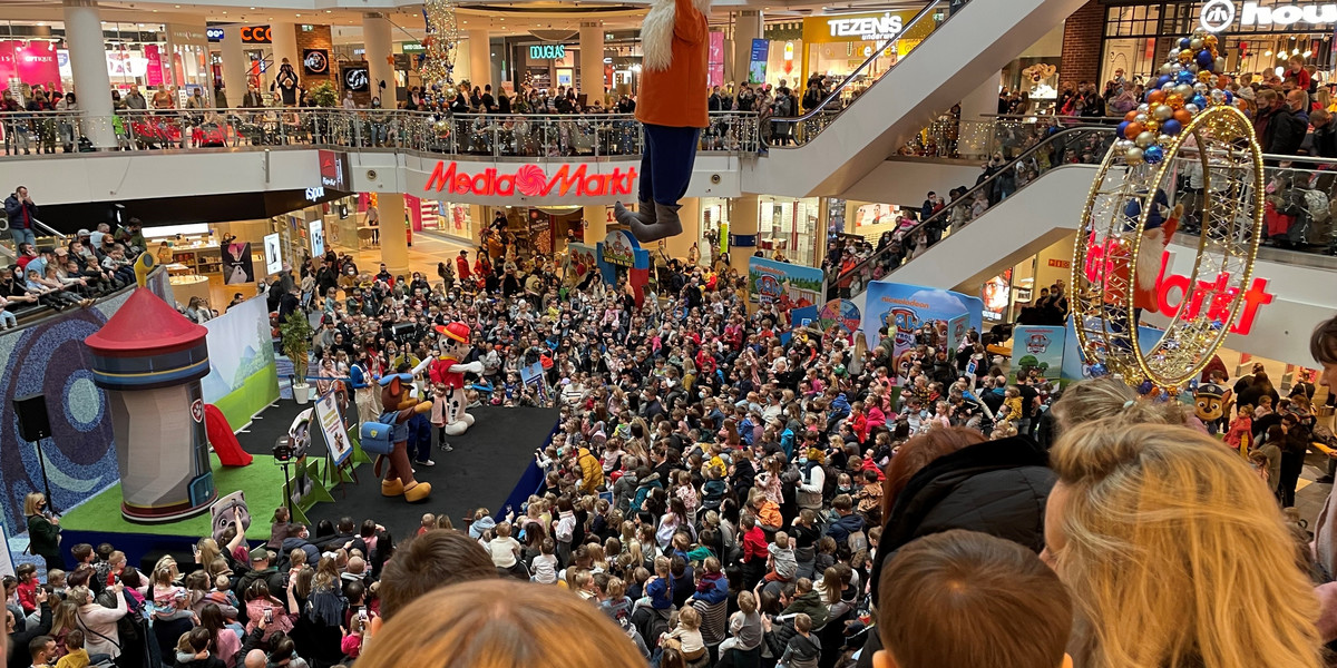 Setki, a być może tysiące osób zgromadziło się w galerii handlowej Blue City.