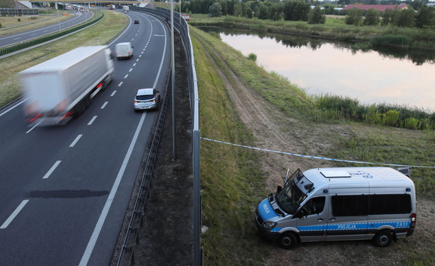 Policja zdradza szczegóły akcji poszukiwań Dawida: Ciało znaleziono w gęstej trawie [WIDEO]