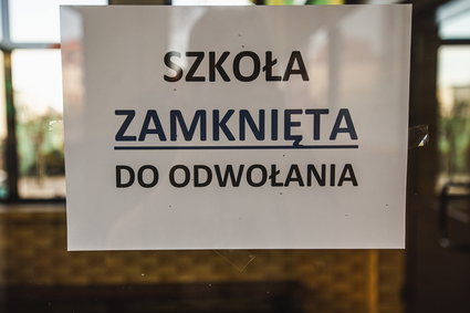 Do kiedy szkoły pozostaną zamknięte? Wiceminister jedno, MEN drugie