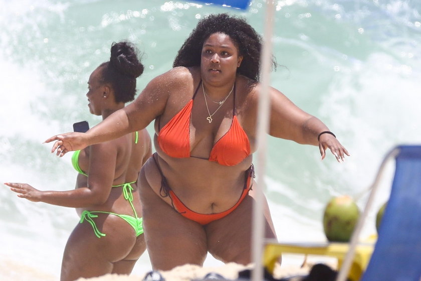 Lizzo w bikini na brazylijskiej plaży